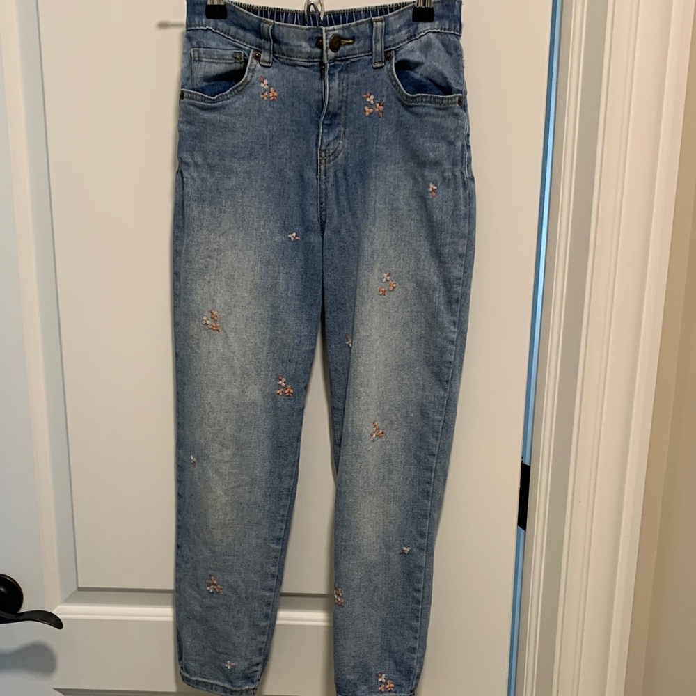 Stylish Girl’s Cat & Jack Light Blue Embroidered Cropped Jeans. Size:M(10)